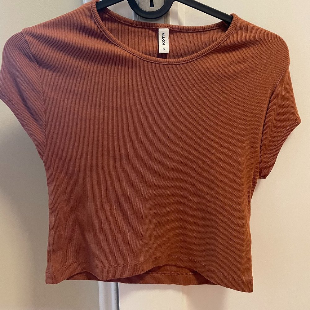 Kotn Cropped Orange/Brown shirt